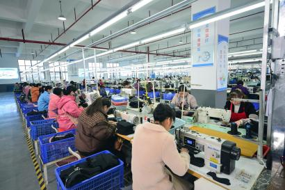 Hunan factory through environmental protection production acceptance: Puyuan shoes practice green manufacturing, leading the sustainable development of the industry
